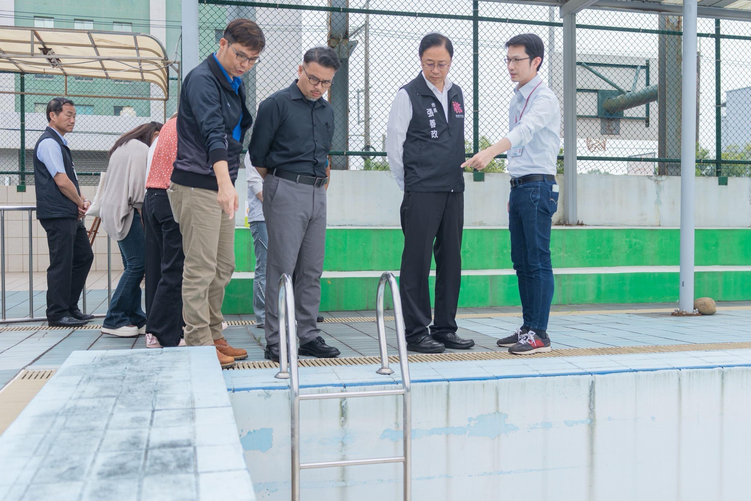 桃園市長張善政視察停用35年平鎮游泳池　宣布改建為複合式社會住宅